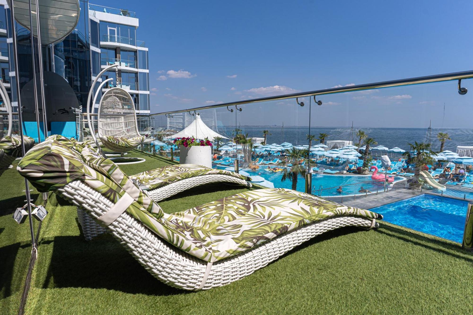 NEMO Hotel Resort&Spa Odessa Zimmer foto Artificial grass on a balcony