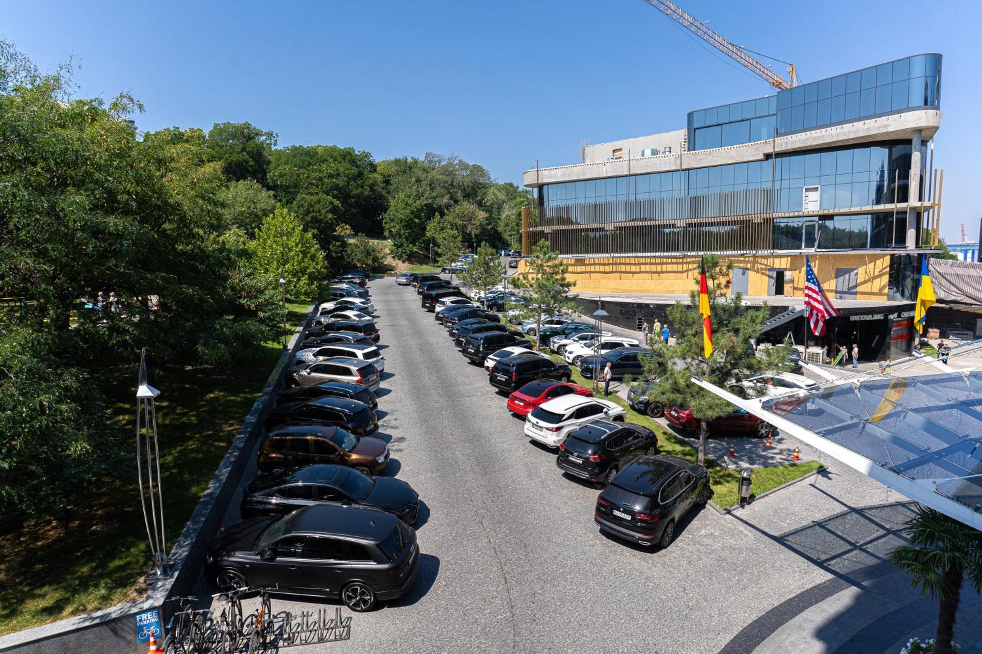 NEMO Hotel Resort&Spa Odessa Zimmer foto The parking lot of the German National Museum of Football