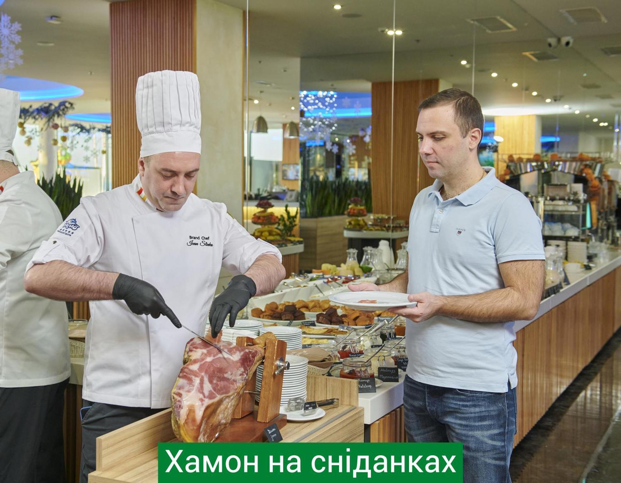 NEMO Hotel Resort&Spa Odessa Exterior foto A ham being carved